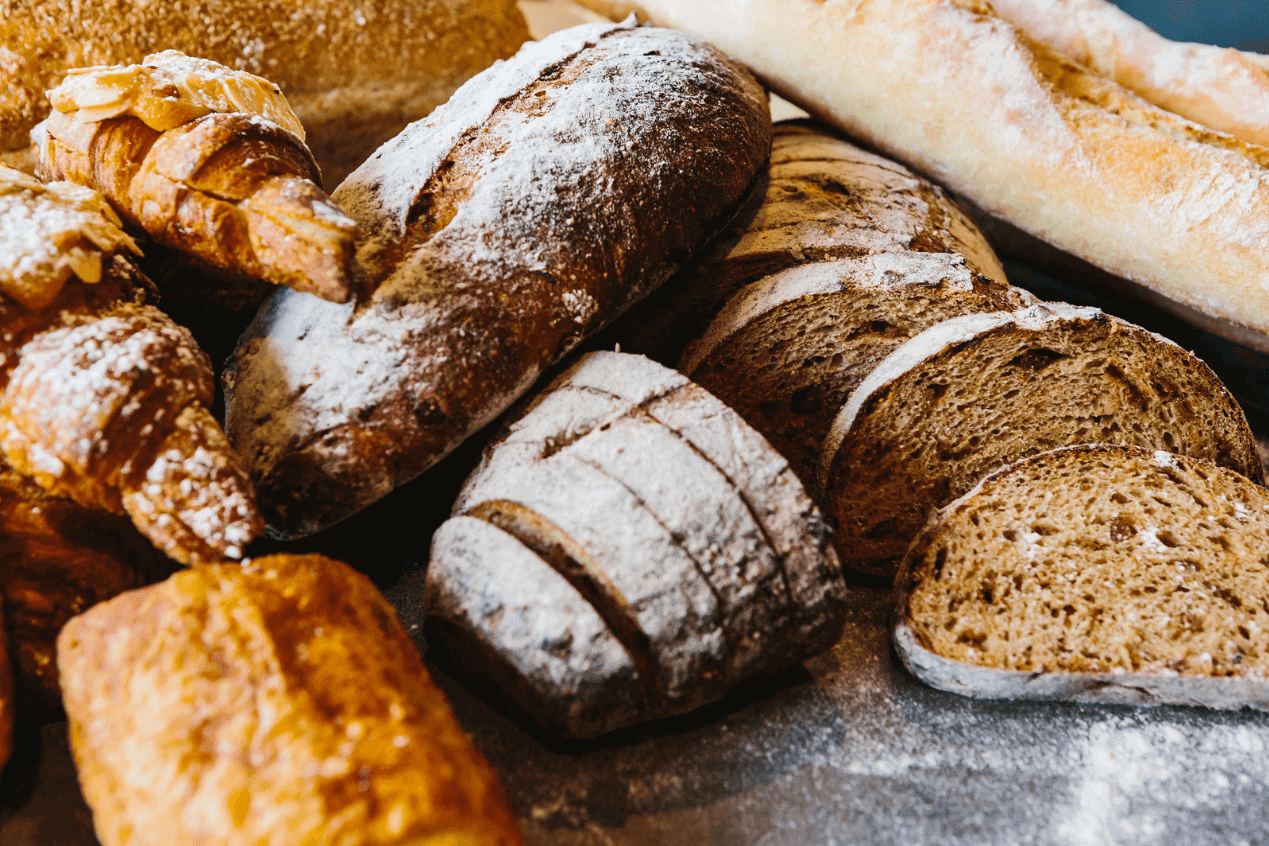 Pains artisanaux faits de farines biologiques