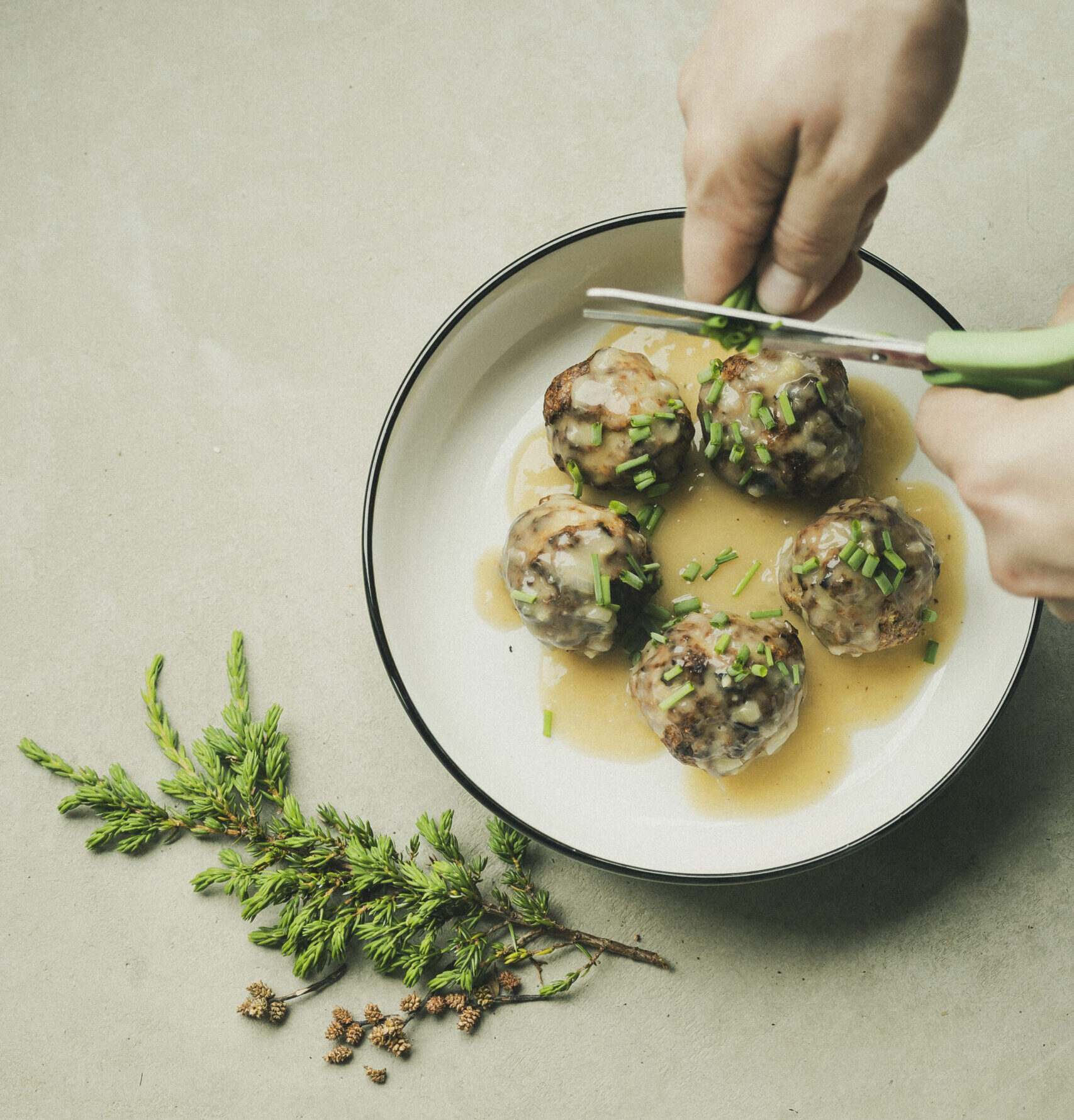 Boulettes de porc, genévrier, myrique baumier et coriandre, sauce au thé vert et gingembre