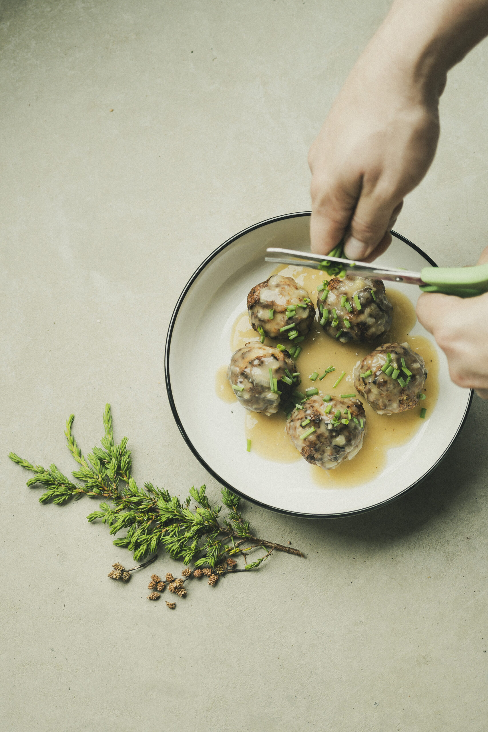 Boulettes de porc, genévrier, myrique baumier et coriandre, sauce au thé vert et gingembre