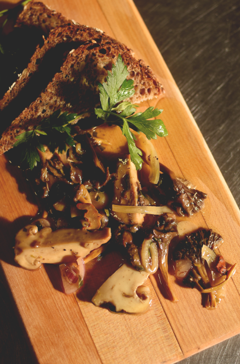 Antipasti aux champignons forestiers