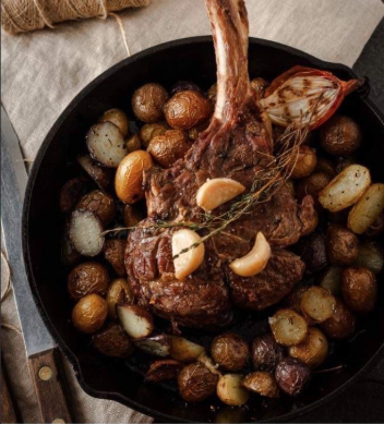 Tomahawk de boeuf highland à l’ail confit et patate grelot