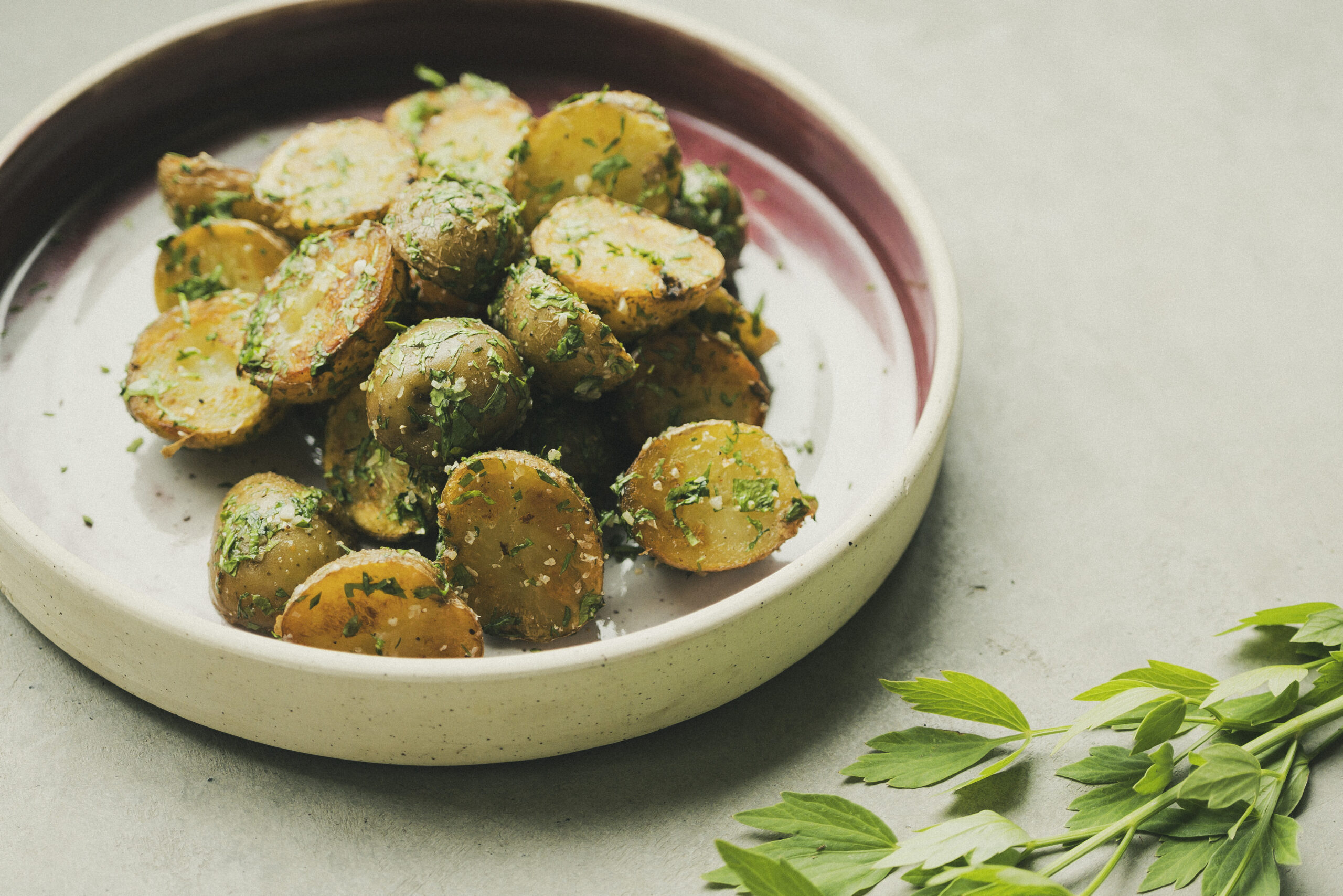 Pommes de terre rôties à la livèche et à l’ail