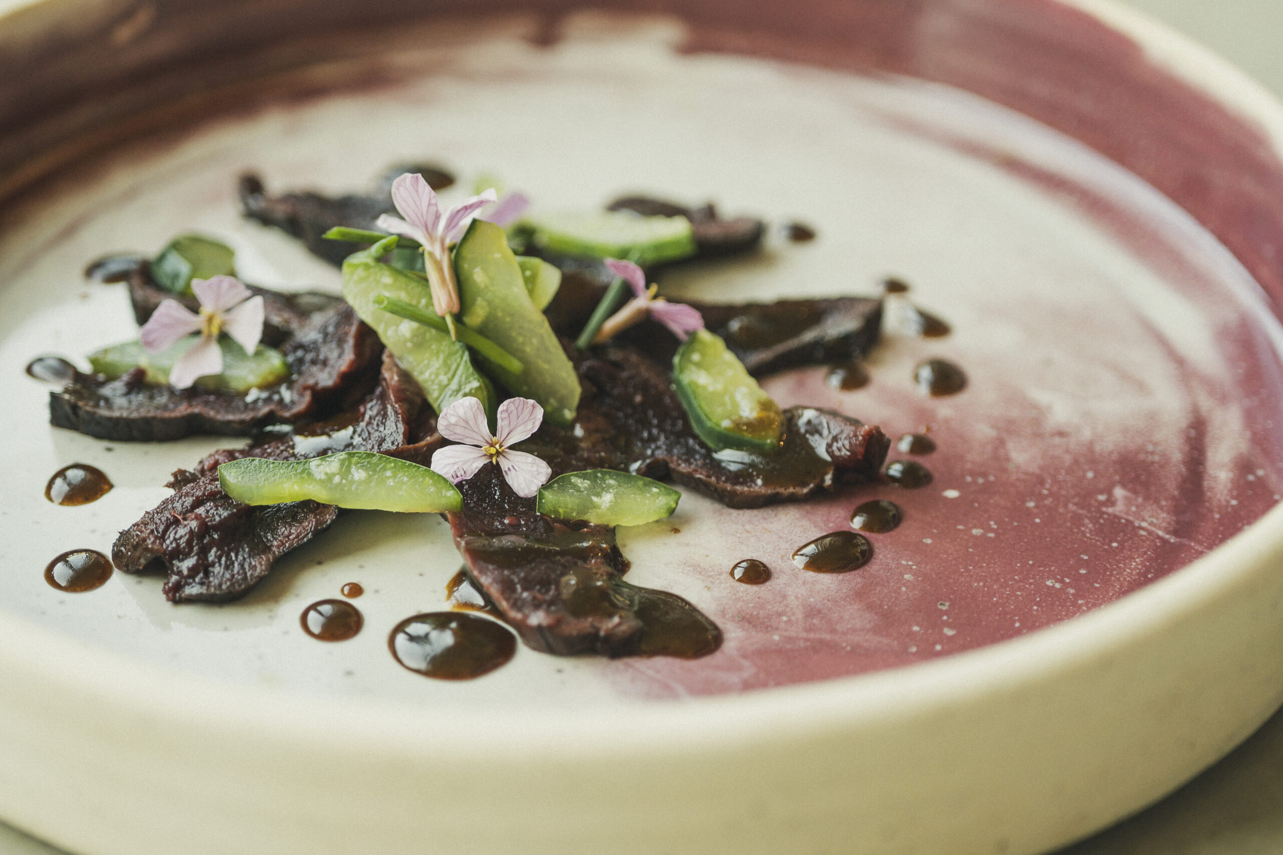 Tataki de loup marin au genévrier
