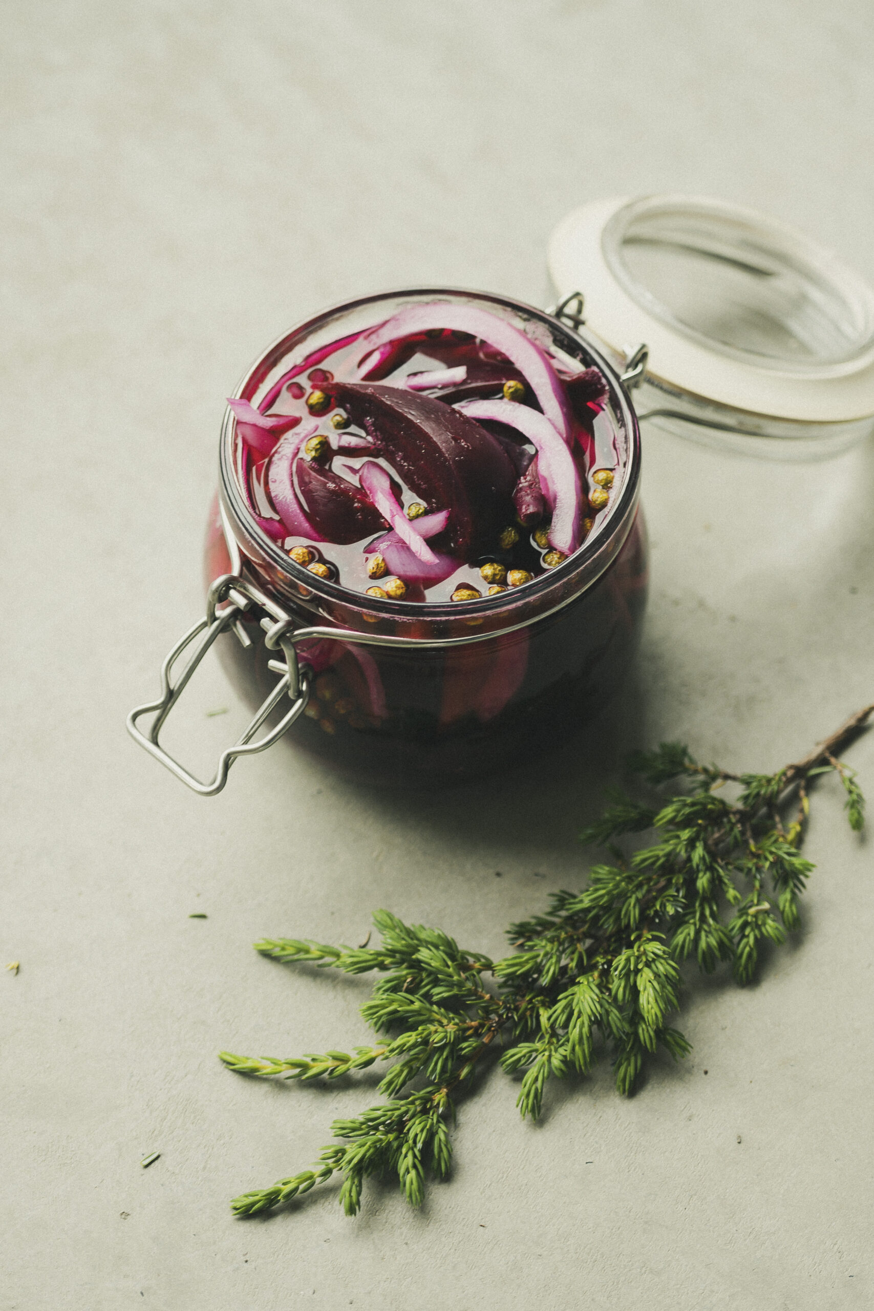 Betterave marinée au genévrier immature