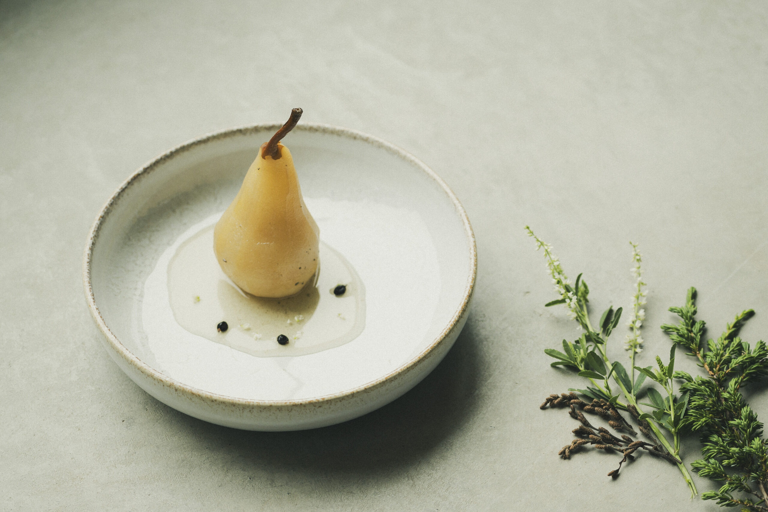 Poire pochée au genévrier et comptonie voyageuse