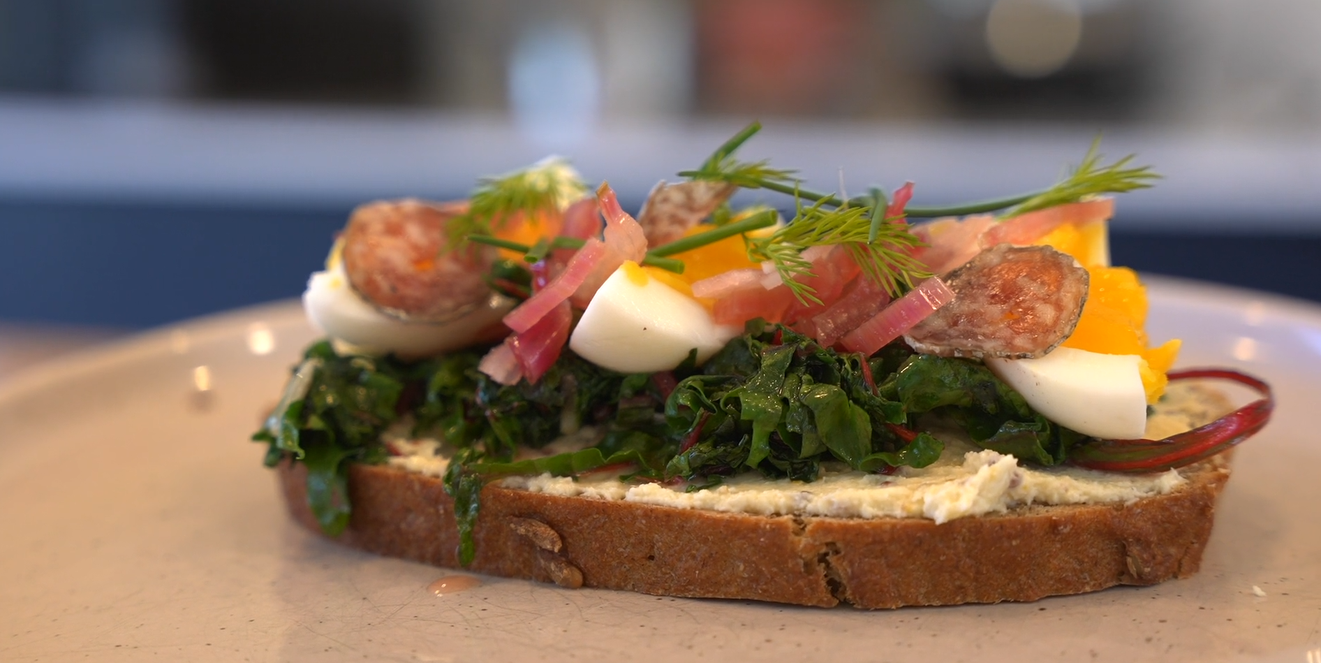 Tartine au fromage frais et bette à carde